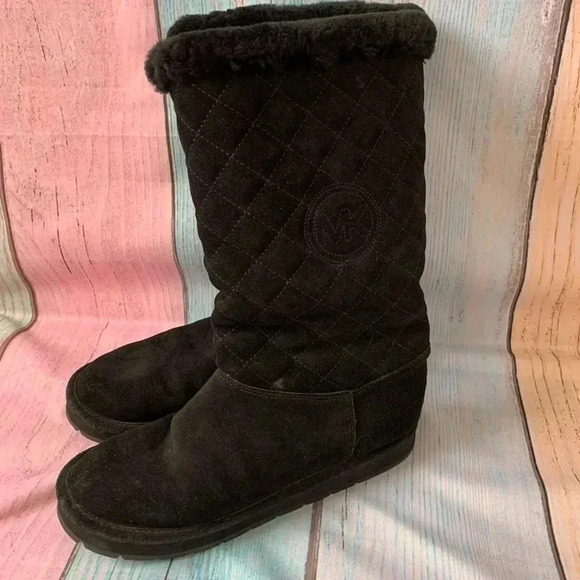 Women’s Michael kors fuzzy boots - Picture 2 of 10